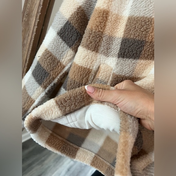 Abercrombie & Fitch Sherpa Sweater pullover extra small worn once - Picture 6 of 6